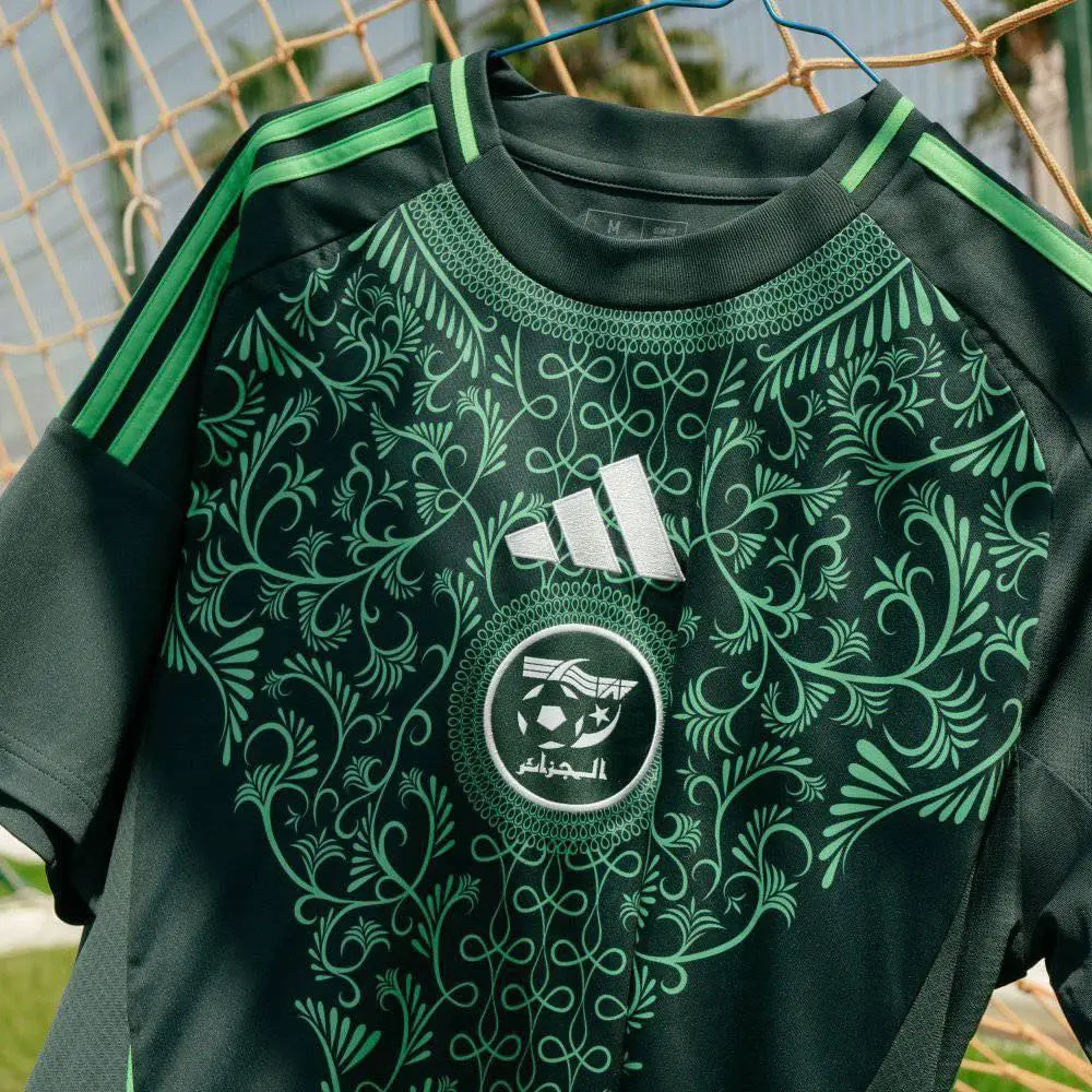 أديداس تكشف عن قميص المنتخب الجزائري الجديد لموسم 2024-2025 4 قميص المنتخب الجزائري الجديد 2024-2025 باللون الأخضر .