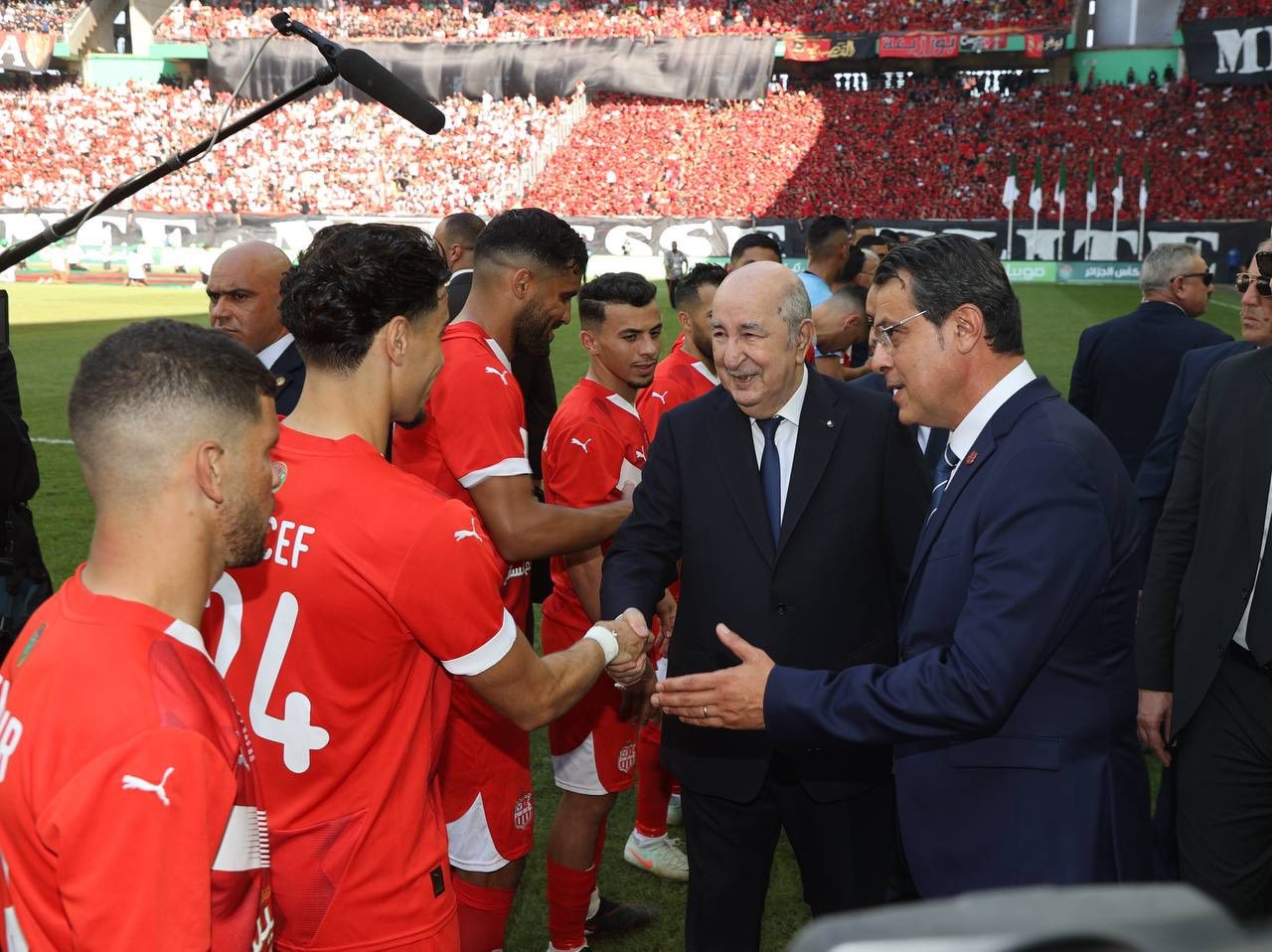 اتحاد العاصمة بـ 9 ألقاب في كأس الجمهورية 2025 4 الرئيس تبون مع لاعبي شباب بلوزداد في نهائي كاس الجمهورية 2025