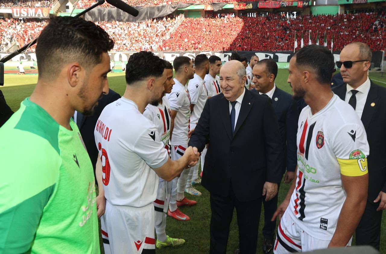 اتحاد العاصمة بـ 9 ألقاب في كأس الجمهورية 2025 3 الرئيس تبون مع لاعبي اتحاد العاصمة في نهائي كاس الجمهورية 2025